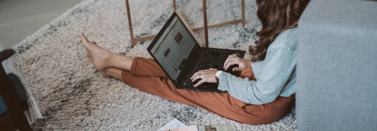 zena-tepih-pod-laptop