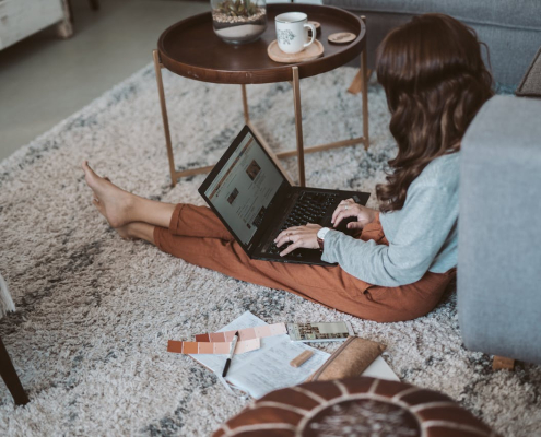 zena-tepih-pod-laptop
