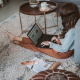 zena-tepih-pod-laptop