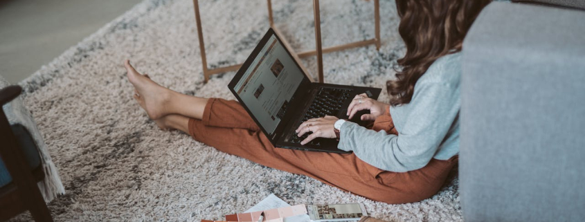 zena-tepih-pod-laptop